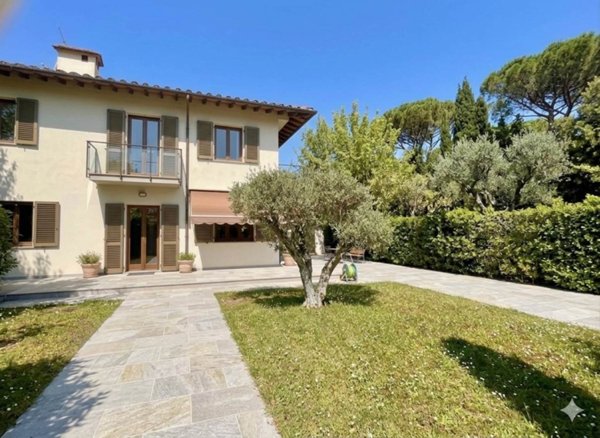 casa indipendente in vendita a Forte dei Marmi in zona Vittoria Apuana