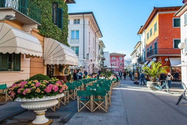 negozio in vendita a Forte dei Marmi in zona Roma Imperiale