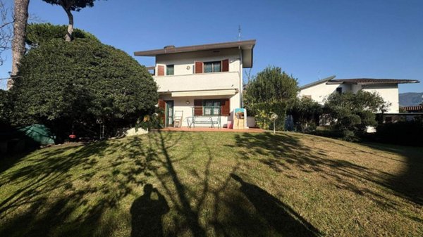 casa indipendente in vendita a Forte dei Marmi in zona Vittoria Apuana
