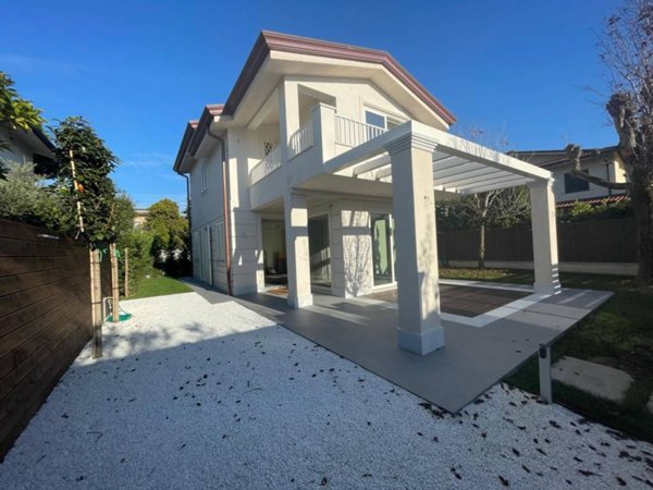 casa indipendente in vendita a Forte dei Marmi