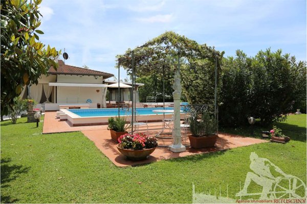 casa indipendente in vendita a Forte dei Marmi in zona Vaiana