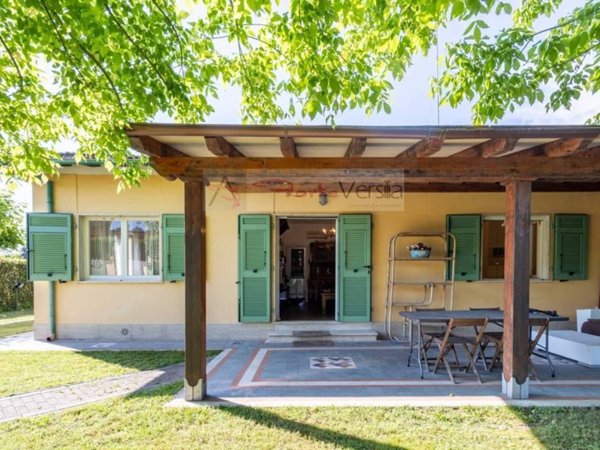 casa indipendente in vendita a Forte dei Marmi in zona Vittoria Apuana