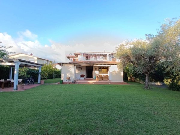 casa indipendente in vendita a Forte dei Marmi in zona Vittoria Apuana