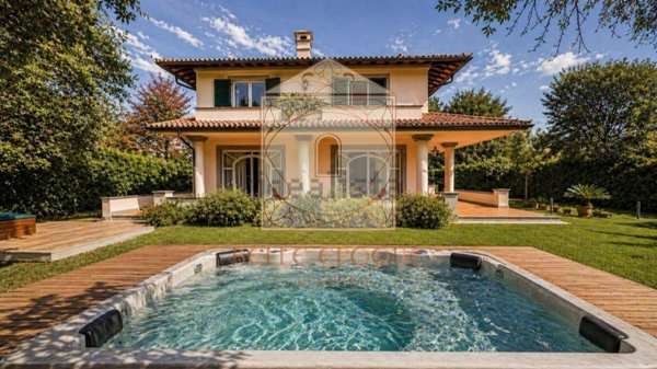 casa indipendente in vendita a Forte dei Marmi in zona Vittoria Apuana