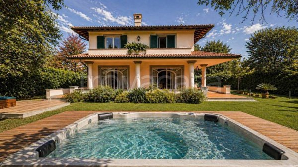 casa indipendente in vendita a Forte dei Marmi in zona Vittoria Apuana