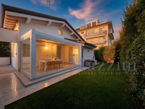 casa indipendente in vendita a Forte dei Marmi