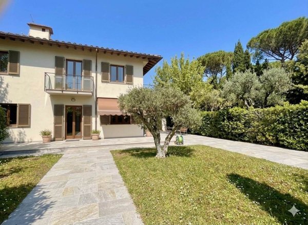 casa indipendente in vendita a Forte dei Marmi in zona Vittoria Apuana