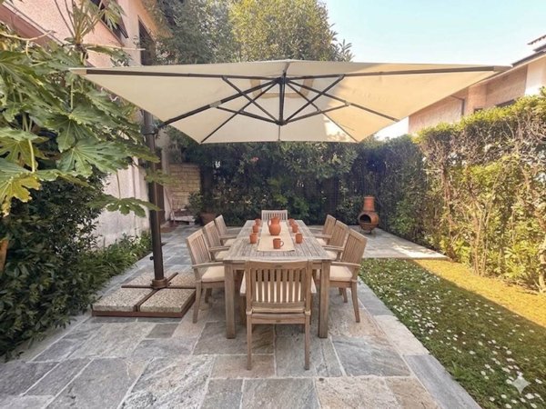 casa indipendente in vendita a Forte dei Marmi in zona Vittoria Apuana