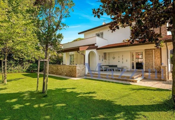 casa indipendente in vendita a Forte dei Marmi in zona Vittoria Apuana