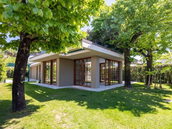 casa indipendente in vendita a Forte dei Marmi in zona Vittoria Apuana