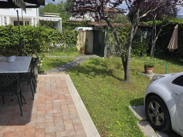 casa indipendente in vendita a Forte dei Marmi in zona Vittoria Apuana