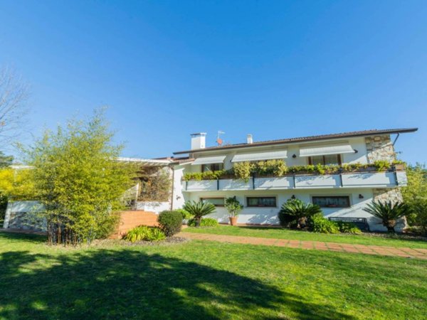casa indipendente in vendita a Forte dei Marmi in zona Roma Imperiale