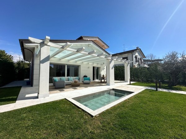 casa indipendente in vendita a Forte dei Marmi