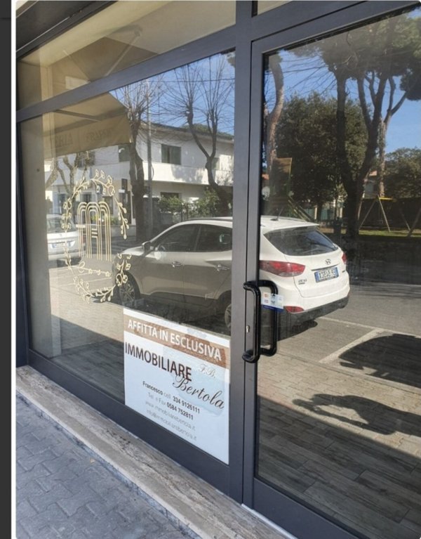 locale commerciale in vendita a Forte dei Marmi in zona Vittoria Apuana