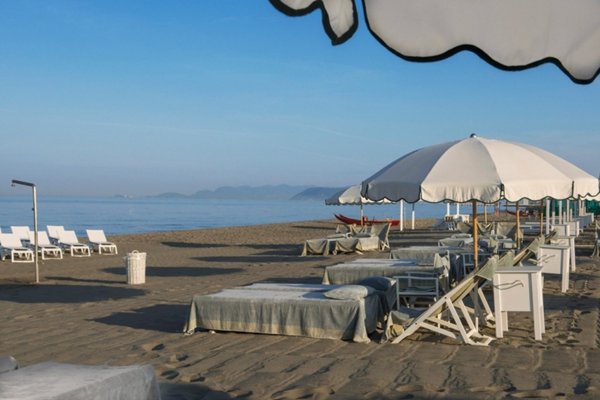 locale commerciale in vendita a Forte dei Marmi in zona Vittoria Apuana