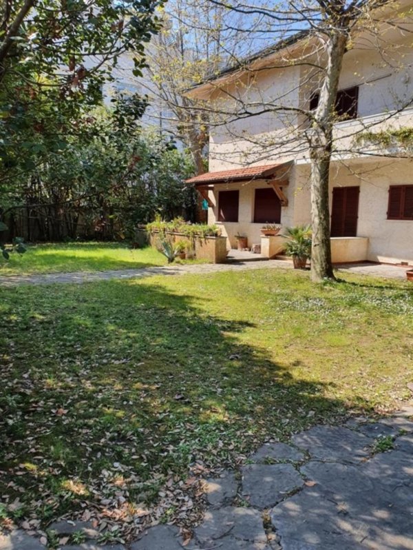 casa indipendente in vendita a Forte dei Marmi in zona Vittoria Apuana
