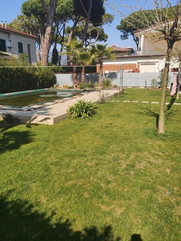casa indipendente in vendita a Forte dei Marmi in zona Vittoria Apuana