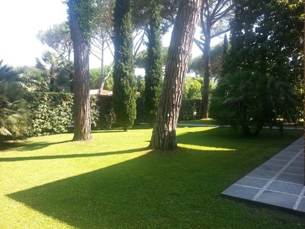 casa indipendente in vendita a Forte dei Marmi in zona Roma Imperiale