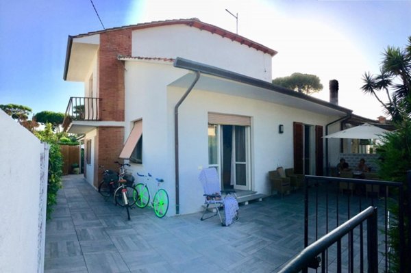 casa indipendente in vendita a Forte dei Marmi in zona Vittoria Apuana