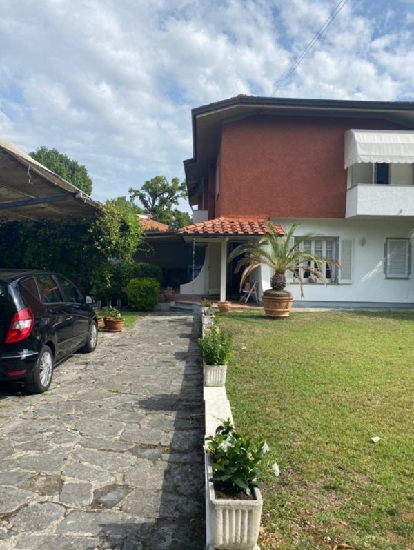 casa indipendente in vendita a Forte dei Marmi in zona Vittoria Apuana