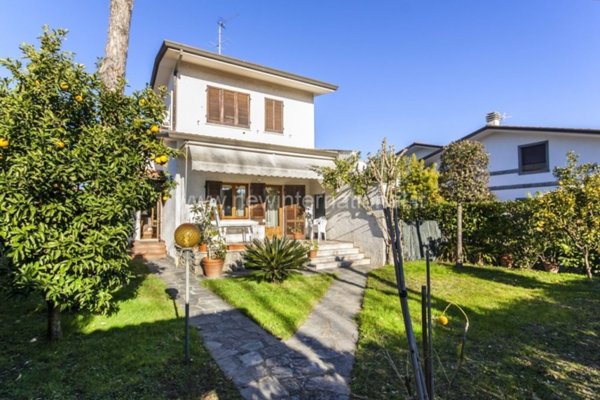 casa indipendente in vendita a Forte dei Marmi in zona Vittoria Apuana