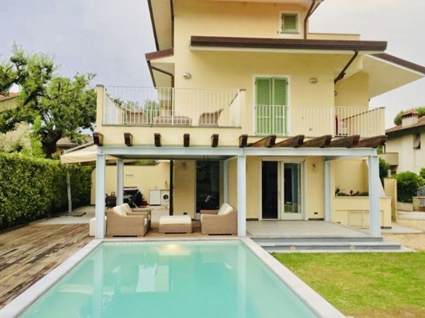 casa indipendente in vendita a Forte dei Marmi in zona Vittoria Apuana