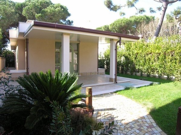 casa indipendente in vendita a Forte dei Marmi in zona Vittoria Apuana