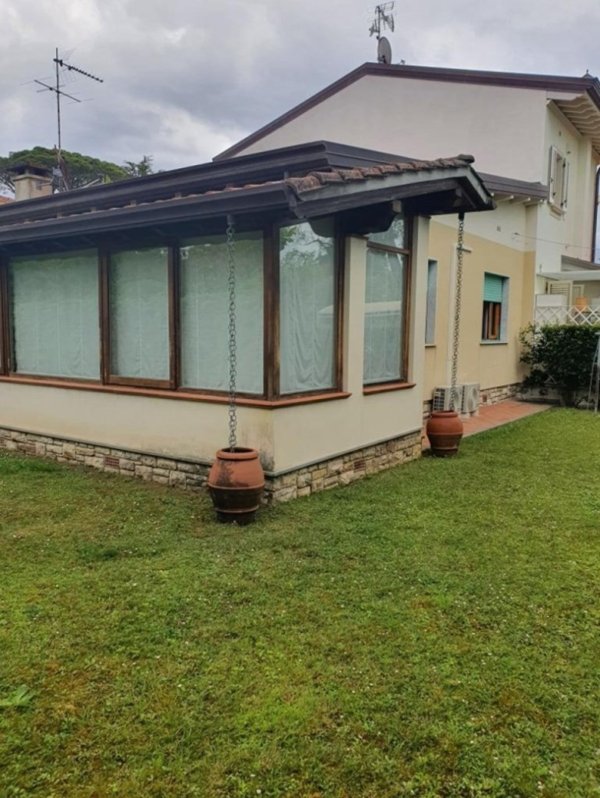 casa indipendente in vendita a Forte dei Marmi in zona Roma Imperiale