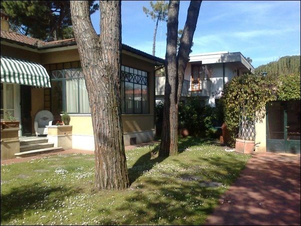 casa indipendente in vendita a Forte dei Marmi in zona Vittoria Apuana
