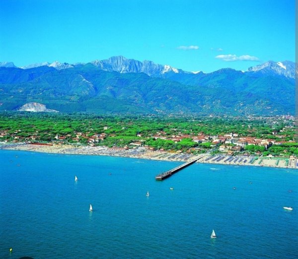 negozio in vendita a Forte dei Marmi in zona Vittoria Apuana