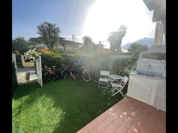 appartamento in vendita a Forte dei Marmi in zona Vittoria Apuana