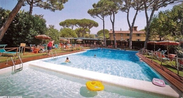 negozio in vendita a Forte dei Marmi in zona Roma Imperiale
