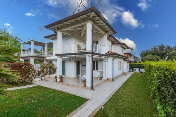 casa indipendente in vendita a Forte dei Marmi in zona Vittoria Apuana