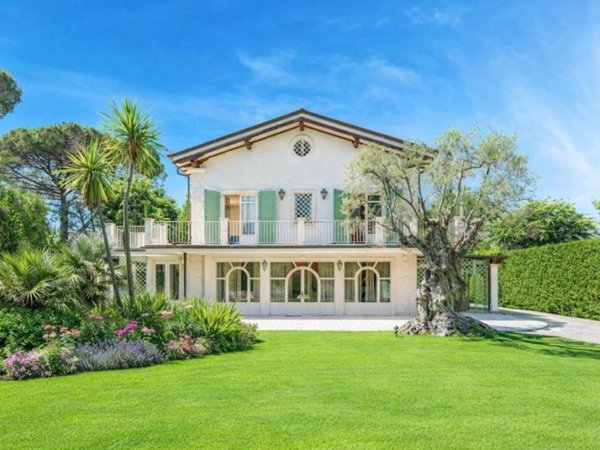 casa indipendente in vendita a Forte dei Marmi in zona Roma Imperiale