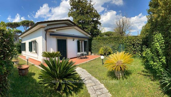 casa indipendente in vendita a Forte dei Marmi in zona Vittoria Apuana