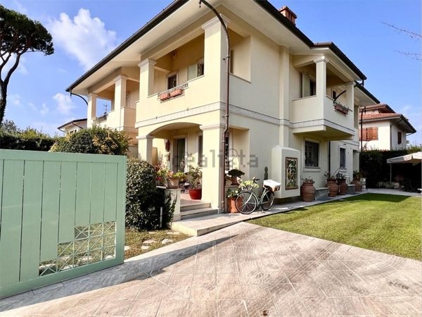 casa indipendente in vendita a Forte dei Marmi in zona Roma Imperiale