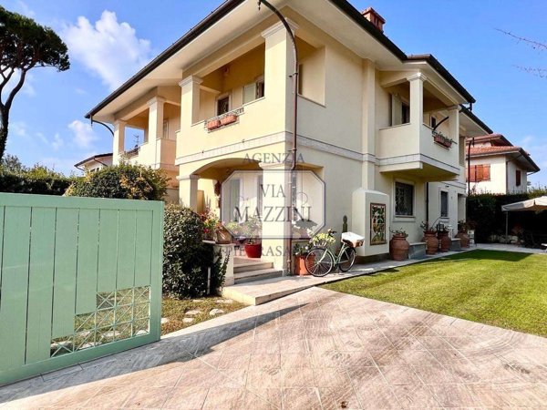 casa indipendente in vendita a Forte dei Marmi in zona Roma Imperiale