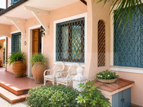 casa indipendente in vendita a Forte dei Marmi in zona Roma Imperiale