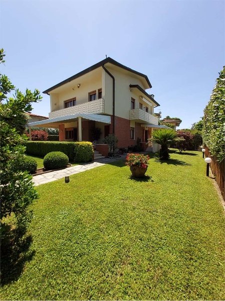 casa indipendente in vendita a Forte dei Marmi in zona Vittoria Apuana