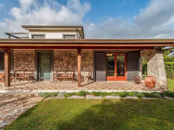 casa indipendente in vendita a Forte dei Marmi in zona Vittoria Apuana