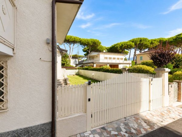 casa indipendente in vendita a Forte dei Marmi in zona Vittoria Apuana