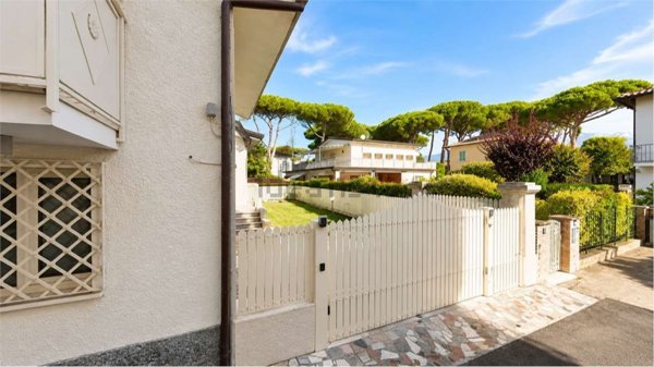 casa indipendente in vendita a Forte dei Marmi in zona Vittoria Apuana