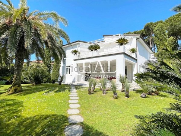 casa indipendente in vendita a Forte dei Marmi in zona Roma Imperiale