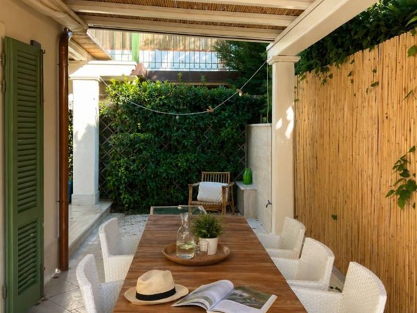 casa indipendente in vendita a Forte dei Marmi in zona Vittoria Apuana