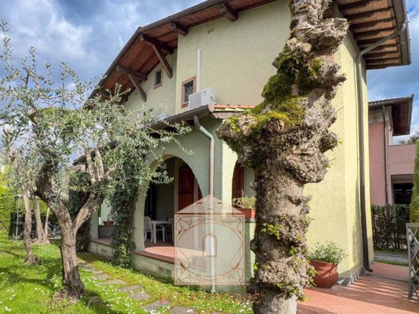 casa indipendente in vendita a Forte dei Marmi