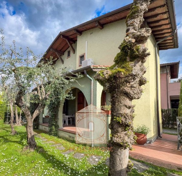 casa indipendente in vendita a Forte dei Marmi