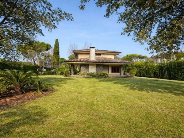 casa indipendente in vendita a Forte dei Marmi in zona Roma Imperiale