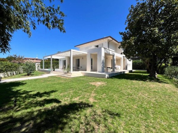 casa indipendente in vendita a Forte dei Marmi in zona Roma Imperiale