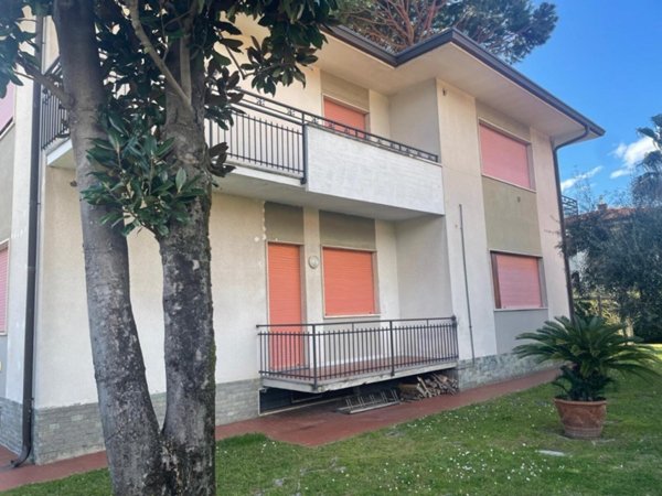 intera palazzina in vendita a Forte dei Marmi in zona Vaiana
