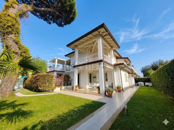 casa indipendente in vendita a Forte dei Marmi